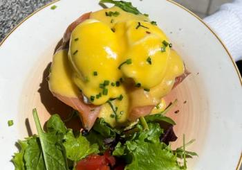 Huevos Benedict con bebida en Mafrens a Madrid