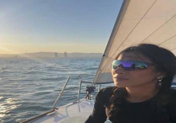 Velero privado disfutando de las mejores vistas de Barcelona
