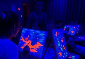 PINTA LUZ – Taller de pintura neón para niños y familias en Madrid
