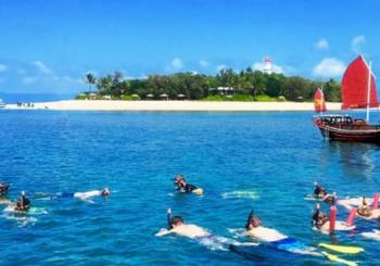 Low Island Snorkelling Private Charter Aboard Authentic Chinese Junk Boat en Port Douglas