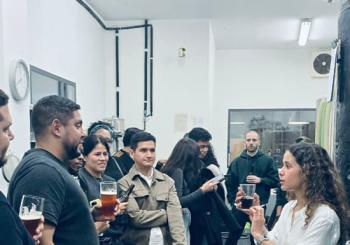 Cata de cervezas artesanas y visita guiada a la fábrica: La Cervesera del Poblenou en Barcelona