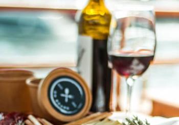 Salida en velero compartida con cata de vinos y quesos a Barcelona