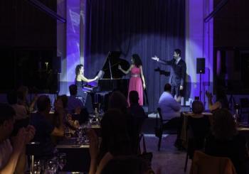 Cena con ópera y visita guiada en Mas Ravetllat-Pla en Barcelona