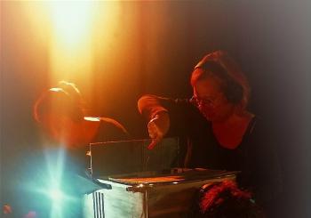 Tras el umbral (teatro Lambe-Lambe) (VIOLETA Y PENDULA) Tarde/Arratsaldez - JORNADAS MONSTRENKAS 2025 JARDUNALDI MONSTRENKOAK en Vitoria-Gasteiz