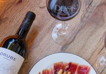 Tardeo con vistas a Plaza España con vino y jamón para 2 en Descaro Madrid