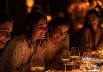 Sensory Feast: Una experiencia sensorial e inmersiva de gastronomía inspirada en Alicia en el País de las Maravillas en Madrid