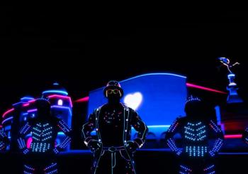 Neon Moves by THE BLACKOUTS: dança, luzes e êxitos dos anos 2000 en Porto
