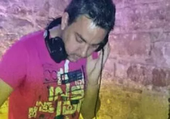 Aprende a pinchar con los 80, primeros pasos de un DJ.. En Barcelona