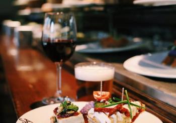 Menú 16 pintxos donostiarras + botella en Sagardi Euskal Etxea Madrid