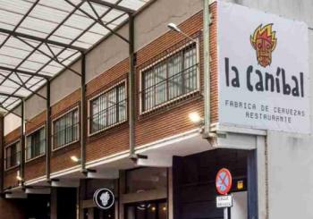 Visita La Caníbal Fábrica de Cerveza con pinta de cerveza artesana Madrid