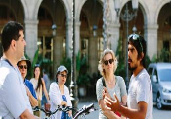 Wonders of Gaudí Bike Tour en Barcelona