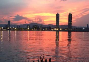 Barcelona: Maravíllate con el atardecer desde el mar con música y copa de bienvenida!