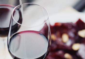Surtido de ibéricos y botella de vino para 2 en Vinopremier en Madrid