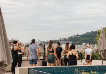 Yoga & Snacks en el Rooftop del Hotel ME BCN en Barcelona