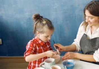 Taller de pintura en cerámica para toda la familia con bebida incluida Barcelona