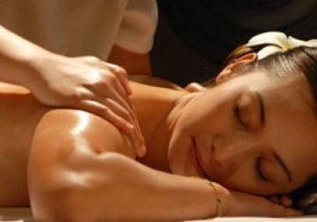 Masaje Saraswati con aceite ayurvédico Valencia