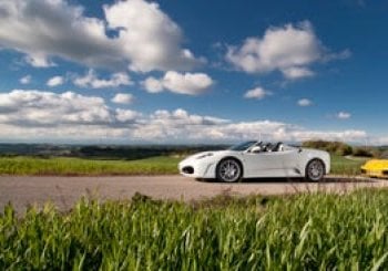 Conduce un Ferrari o un Corvette y nota la adrenalina de la velocidad Igualada