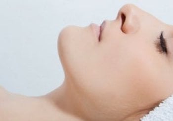 Tratamiento Facial con masaje cervical y cráneo con piedras jade Barcelona