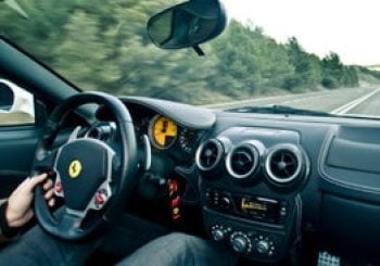 Al volante de un Ferrari o Corvette, la adrenalina de la velocidad a Córdoba