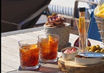 Vermut Mediterráneo con vistas al mar: experiencia exclusiva en Barcelona