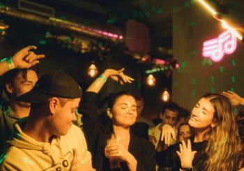 Carnaval do Porto Pub Crawl: 5 Horas, 1 Hora Open Bar, 4 Bares, e Entrada no Clube VIP