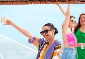 Barcelona: Viaje en catamarán en grupo reducido