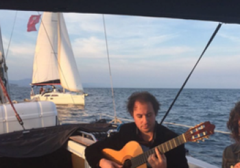 Paseo en velero con puesta de sol y concierto de guitarra española en Barcelona