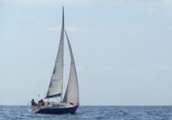 Paseo privado en velero por la costa de Barcelona