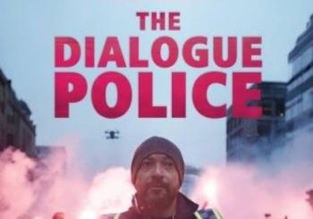 El doc del mes – THE DIALOGUE POLICE (Policía del diálogo) de Susanna Edwards en A Coruña