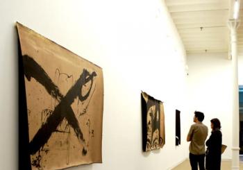 Visita las exposiciones del Museo Tàpies en Barcelona
