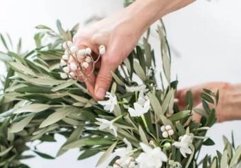 Taller de coronas con flores secas estivales en Madrid