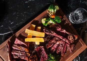 Robata de calçots y carne en Fauna en Barcelona