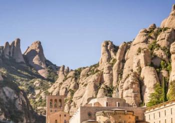 Montserrat y Bodegas: Tour ida y vuelta + Cata de vino con comida tradicional en Barcelona