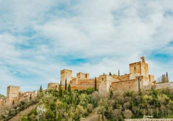 Alhambra y Palacios Nazaríes: Visita con Audioguía + Tarjeta City Pass en Granada
