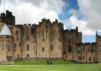 1 Day Alnwick Castle, Holy Island & Scottish Borders Edinburgh