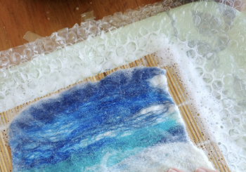 TALLER DE WET FELTING: AFIELTRADO DE LANA EN HÚMEDO CON MISTYBOSK en Madrid
