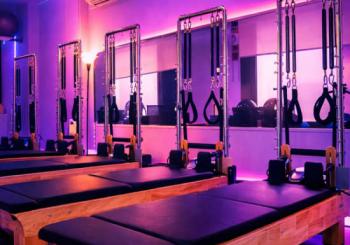 Pilates máquina y barre: experiencia neón en Madrid