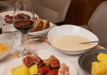 Cocido tradicional gallego en un reservado de La Cantina by Le Tavernier en Madrid