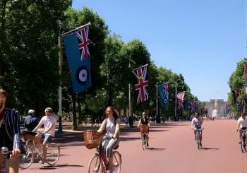 Landmarks & Gems: London Bike Ride +Historic Pub +Graffiti