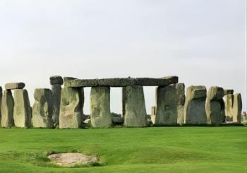 Stonehenge, Bath and English Countryside Tour from London