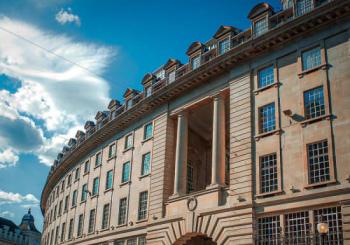 Mayfair Exploration Game, London City Mystery Walk with pub/cafe stops