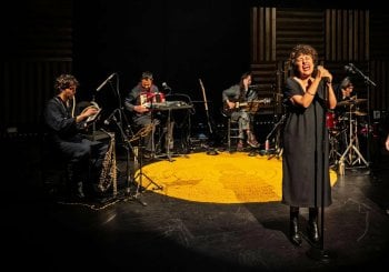 La fiesta desde fuera - Lola Botello y Juana Gaitán en Sevilla