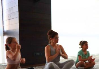 Yoga en familia: juego, movimiento y diversión en Barcelona