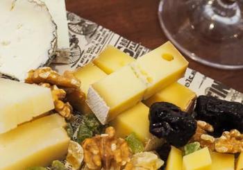 Maridaje de 4 quesos y selección de 4 vinos en Tablafina en Barcelona
