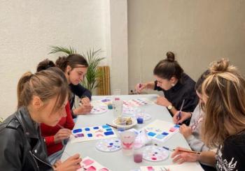 Experiencia Inmersiva con Vino y Pintura de Fractales Madrid