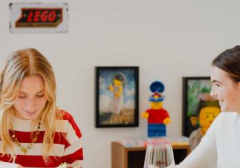 Brick & Family Imagine Paris: Assemble et repars avec une figurine unique, des accessoires, une plaque, un chevalet et un décor à ton image !