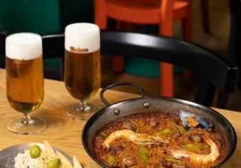 Pa ella, pa él, pa todos. Paella valenciana, ensaladilla y bebida para dos en plena Gran Vía en Madrid