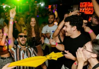 Faro Pub Crawl: 6 bebidas, jogos e entrada VIP en Algarve