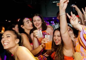 Cascais Pub Crawl: Uma noite com bebidas, jogos e entrada VIP