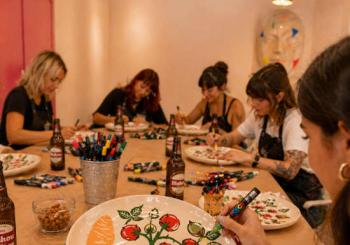 Pon la mesa con estilo: diseña tu propio plato con cerveza ilimitada en Malasaña en Madrid